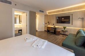 Luxo Casal - 1 Cama Casal | Een minibar, een kluis op de kamer, een bureau, verduisterende gordijnen