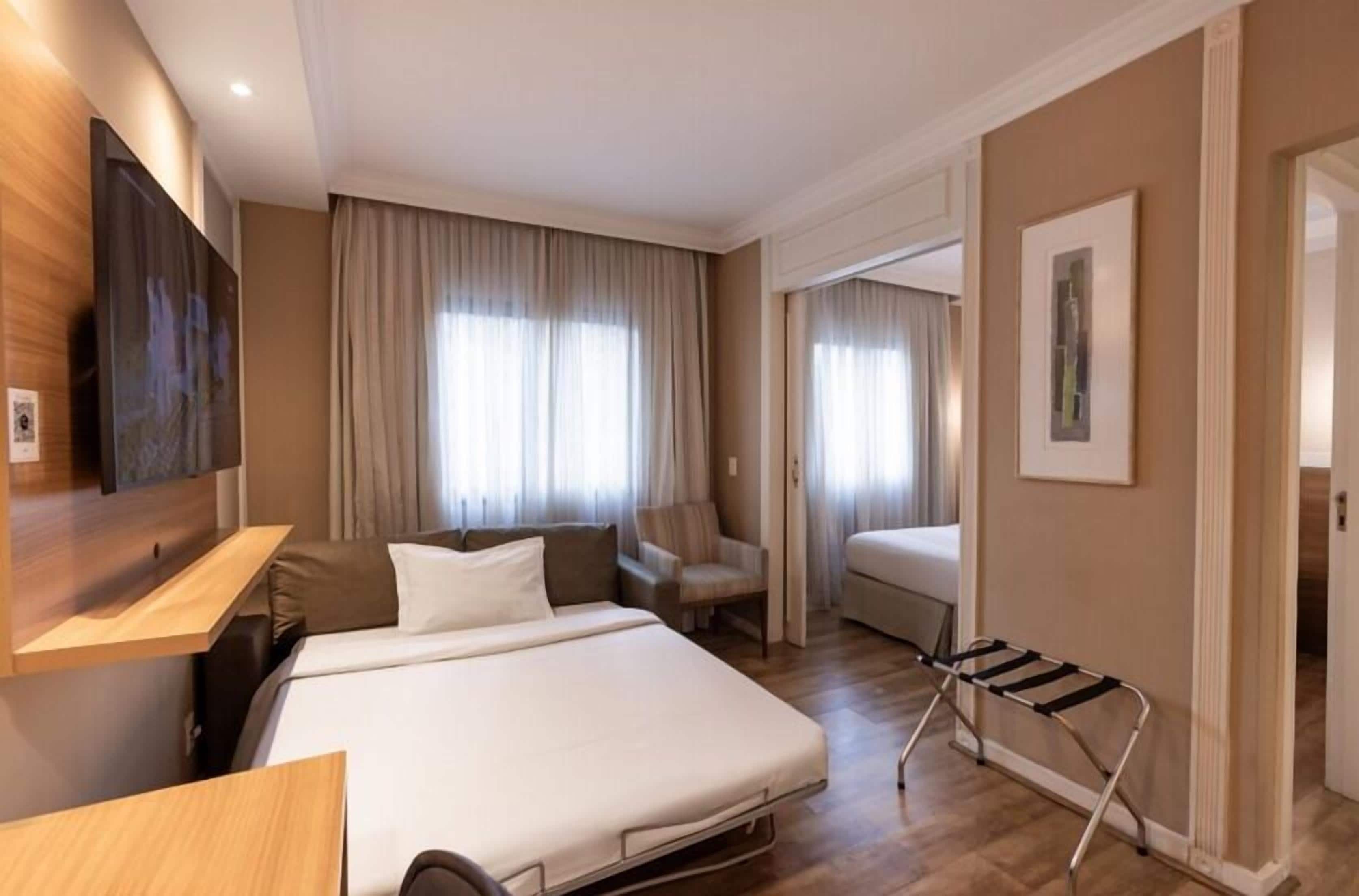 Minibar, coffres-forts dans les chambres, bureau, rideaux occultants