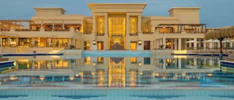 3 つの屋外プール、プール パラソル、サンラウンジャー