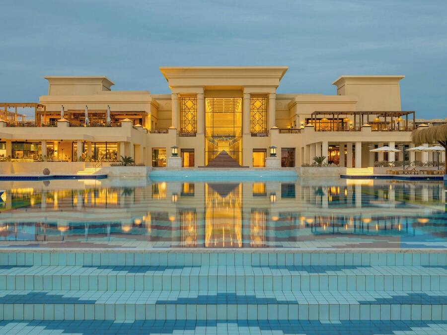 3 utomhuspooler, parasoller och solstolar