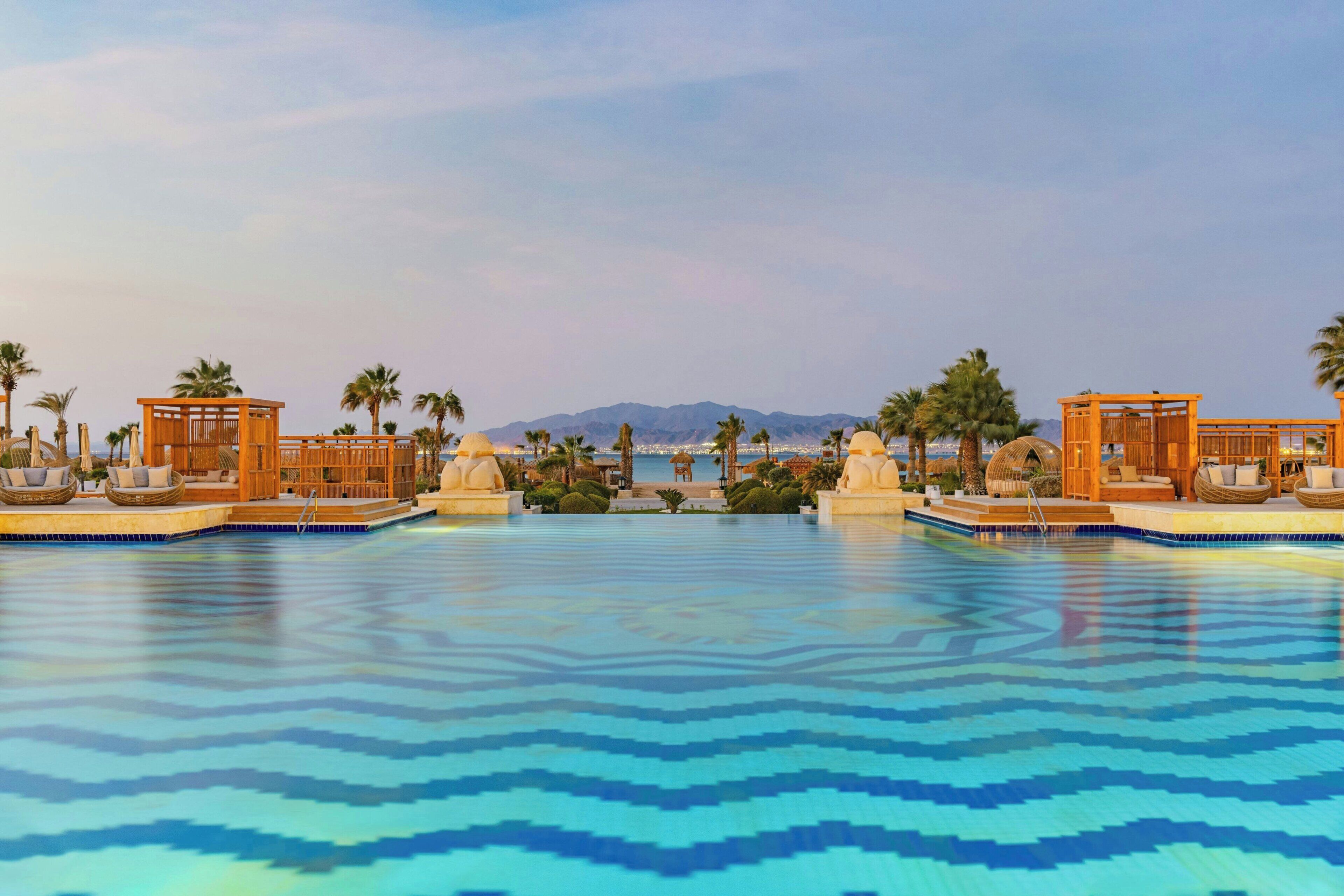 3 piscinas al aire libre, sombrillas, sillones reclinables de piscina