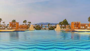 3 室外游泳池,池畔遮阳伞,日光浴躺椅