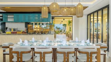 3 restaurants, breakfast, lunch, dinner served; international cuisine