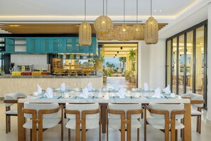 3 restaurants, servant le déjeuner et le dîner; cuisine internationale