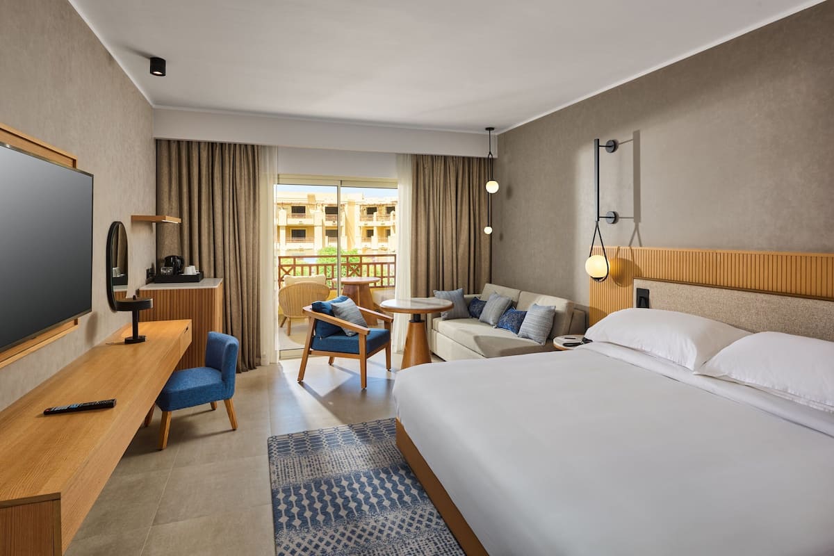Chambre, 1 trĂšs grand lit, vue partielle sur la mer