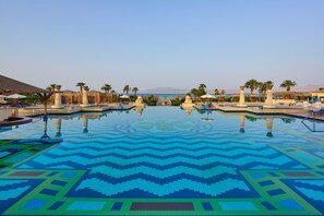 3 outdoor pools, pool umbrellas, pool loungers