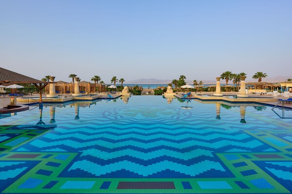 3 Außenpools, Sonnenschirme, Liegestühle