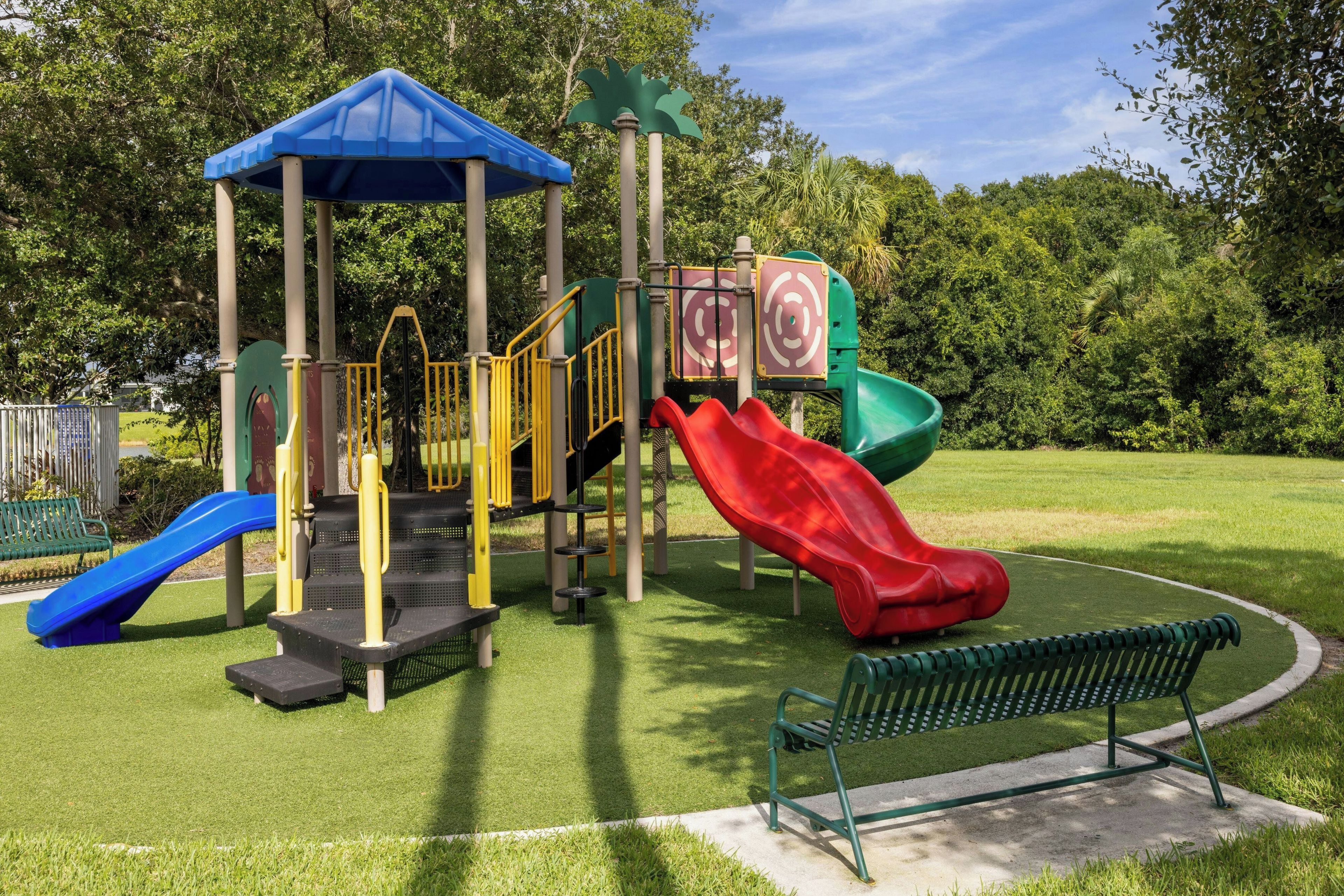 Un parque infantil con toboganes y estructuras para escalar.