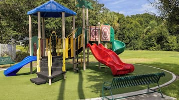 Un parque infantil con toboganes y estructuras para escalar.