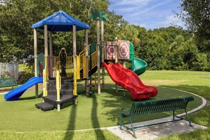Un parque infantil con toboganes y estructuras para escalar.