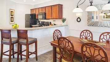 Geladeira, micro-ondas, cooktop, lava-louças