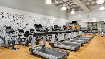 Ett gym med flera löpband, motionscyklar och crosstrainers.