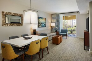 Televisión de pantalla plana, reproductor de DVD y tenis de mesa 