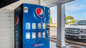Máquina expendedora de Pepsi con diversas opciones de bebidas.