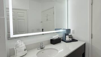 Combined shower/tub, free toiletries, hair dryer, towels