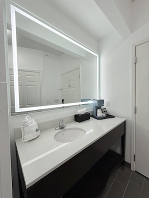 Combined shower/bathtub, free toiletries, hair dryer, towels