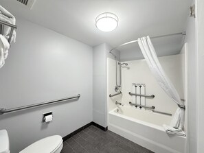Combined shower/bathtub, free toiletries, hair dryer, towels