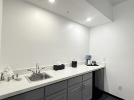 Colchones con pillow-top, escritorio y espacio para trabajar con laptop