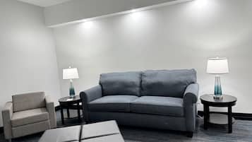 Camas com colchões pillow-top, escrivaninha