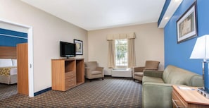 Sviitti, 1 suuri parisänky, tupakointi kielletty (One-Bedroom Suite) | Työpöytä, silitysrauta/-lauta, ilmaiset vauvansängyt