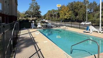 Hồ bơi ngoài trời