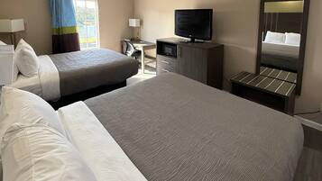 Habitación estándar, 2 camas de matrimonio, no fumadores | Escritorio, tabla de planchar con plancha, wifi gratis y ropa de cama