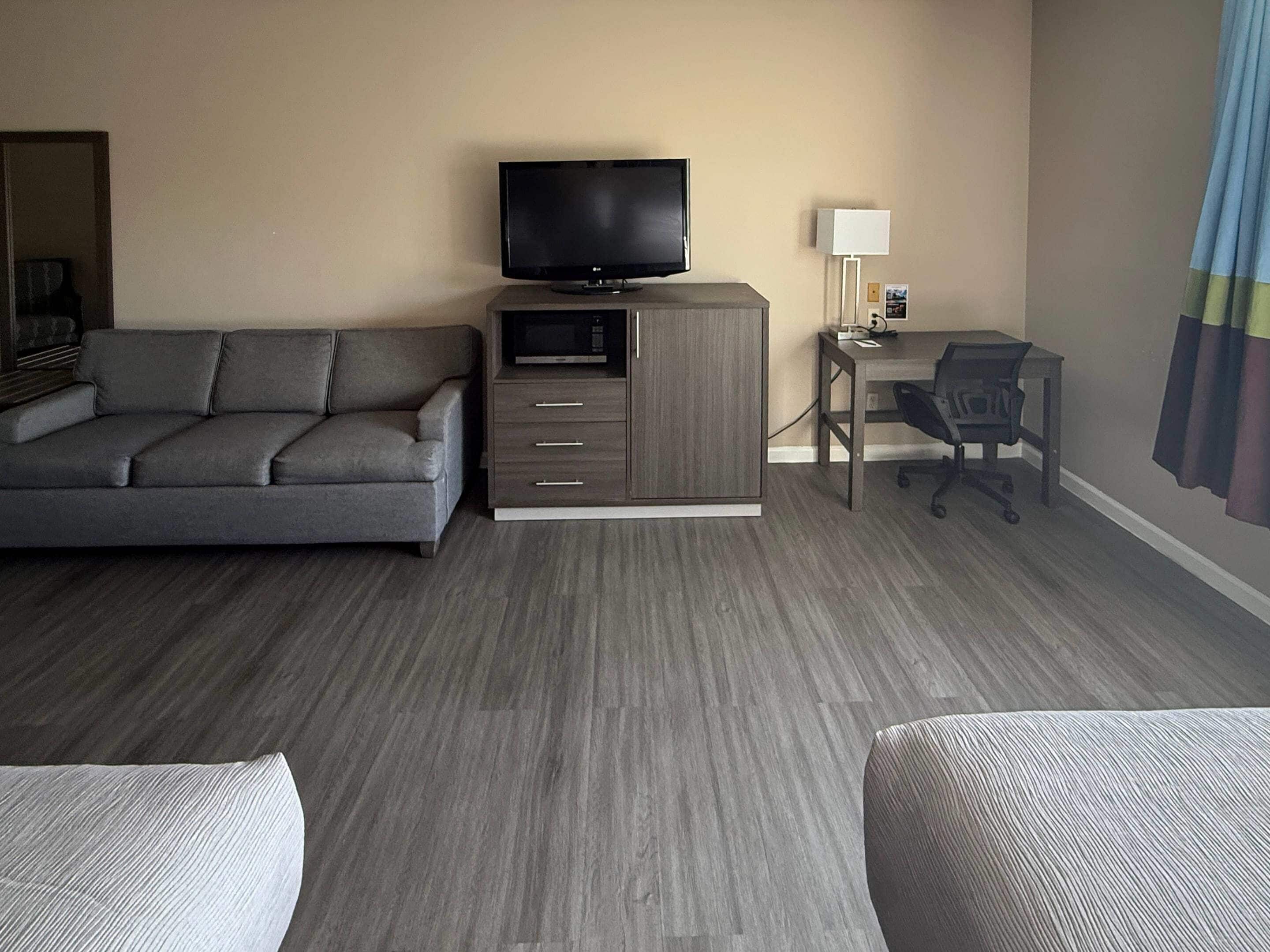 Escritorio, tabla de planchar con plancha, wifi gratis y ropa de cama 