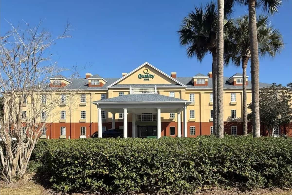 Escritorio, tabla de planchar con plancha, wifi gratis y ropa de cama