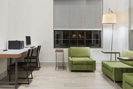 Holiday Inn Express Suites Nearest Universal Orlando, an IHG Hotel - Image 13