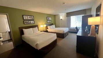 Habitación estándar, 2 camas matrimoniales, con acceso para personas discapacitadas (Pet Friendly) | Decoración personalizada, muebles diferentes y escritorio