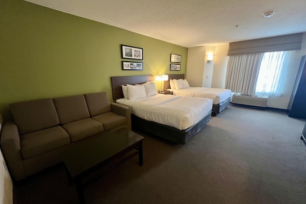 Phòng Suite, 2 giường cỡ queen, không hút thuốc (Walk-in Shower;with Sofabed) | Trang trí khác biệt, trang bị nội thất với thiết kế riêng biệt, bàn