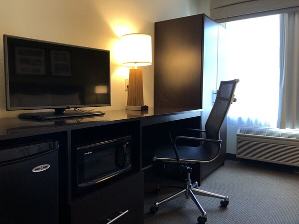 Suite, 1 King Bed, Non Smoking (Accesible)