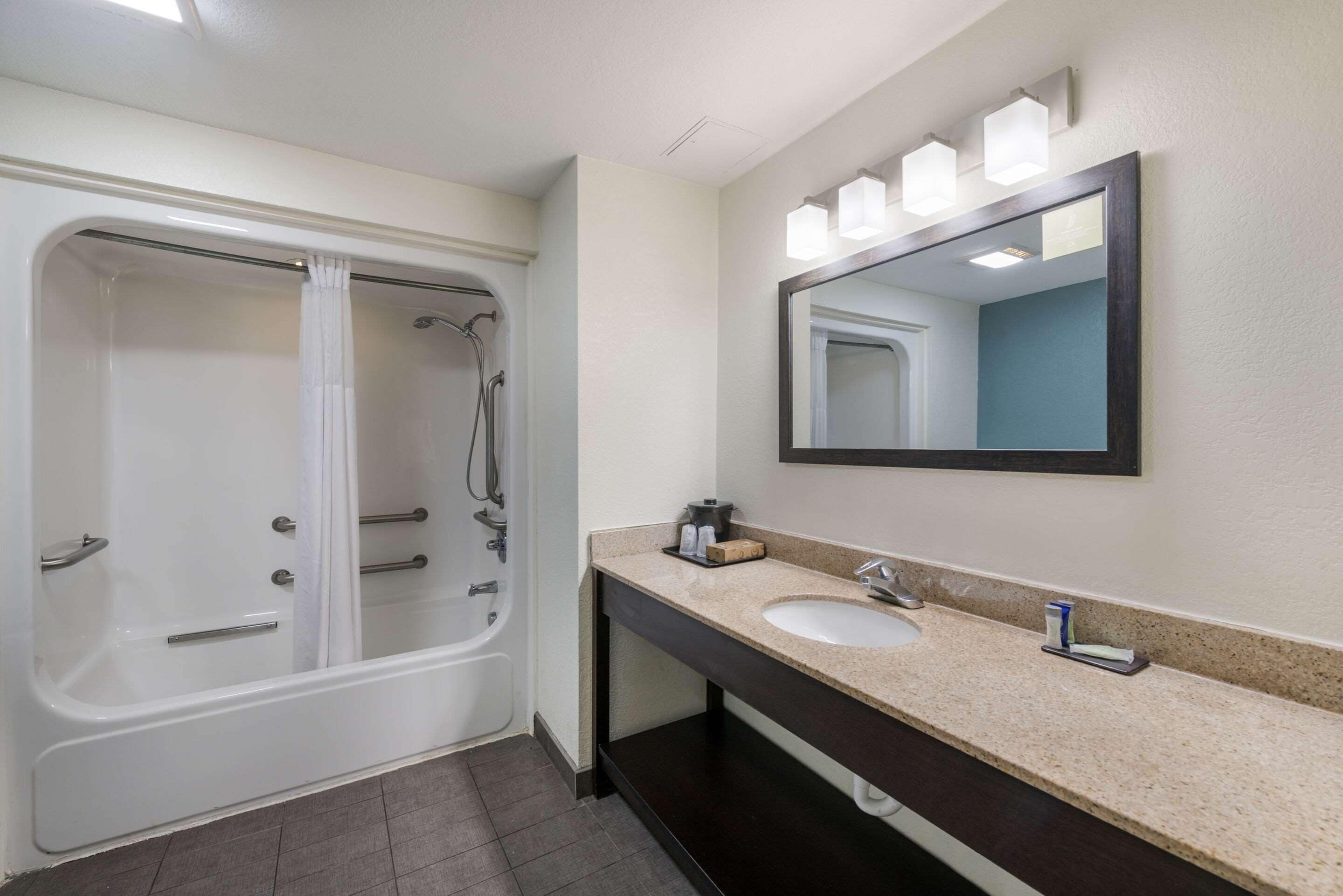 Articles de toilette gratuits, sèche-cheveux, serviettes fournies