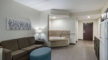 Escritorio, tabla de planchar con plancha, wifi gratis y ropa de cama