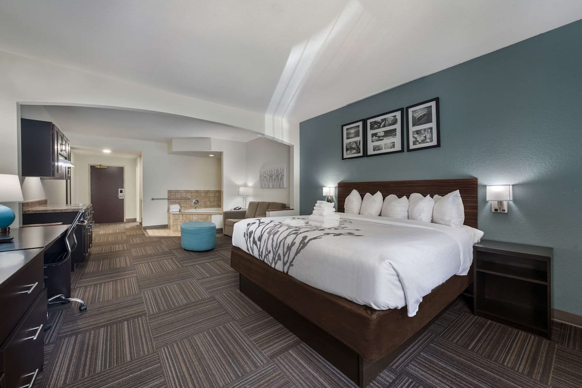 Suite, 1 letto king, non fumatori, idromassaggio | Una scrivania, ferro/asse da stiro, Wi-Fi gratuito, lenzuola