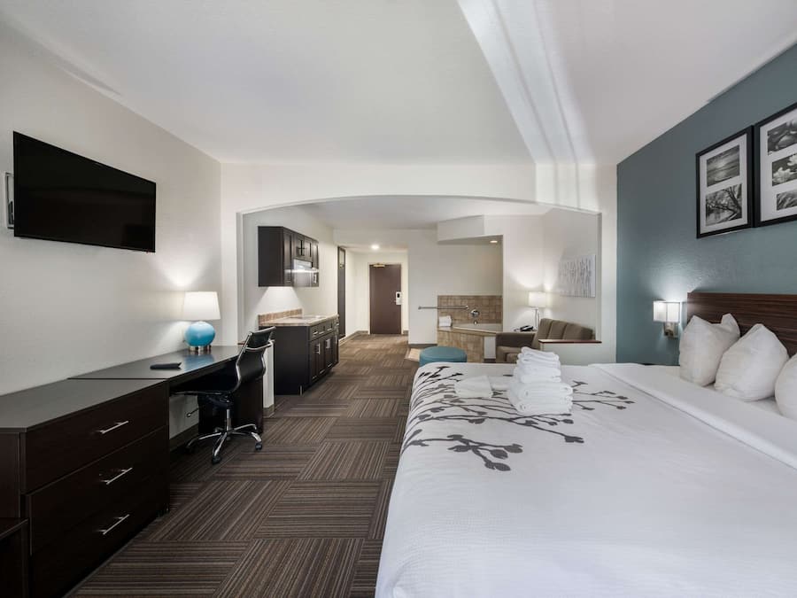 Escritorio, tabla de planchar con plancha, wifi gratis y ropa de cama