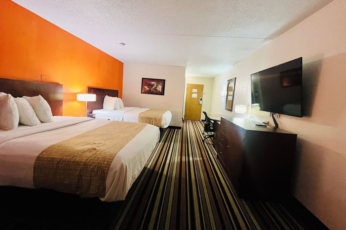 Pillowtop beds, desk, laptop workspace, blackout drapes