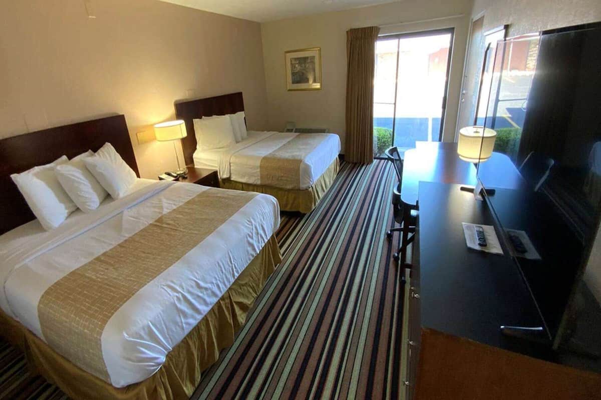 1 bedroom, pillow-top beds, desk, laptop workspace