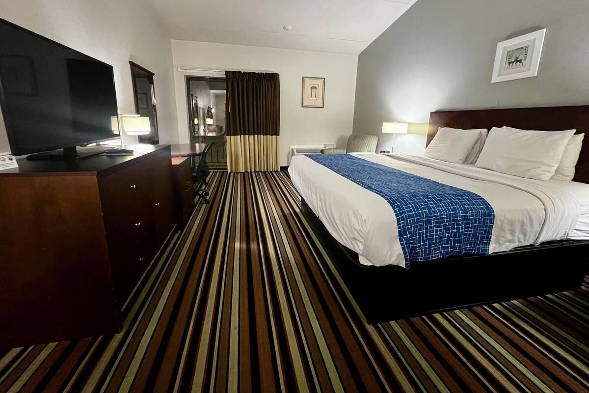 Pillowtop beds, desk, laptop workspace, blackout drapes