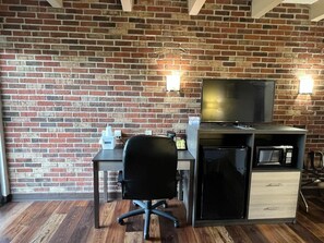 Room, 1 Queen Bed, Non Smoking | Television