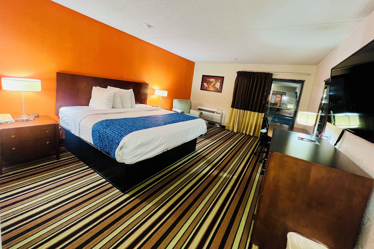 1 bedroom, pillow-top beds, desk, laptop workspace