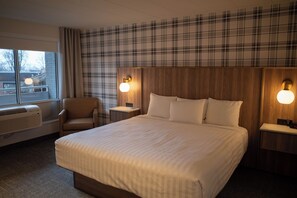 Premium Room, 1 King Bed, Non Smoking | In-room safe, desk, iron/ironing board, free cribs/infant beds