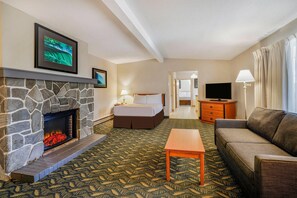 In-room safe, desk, iron/ironing board, free cots/infant beds - Travelodge by Wyndham Niagara Falls at the Falls (Niagara Falls)