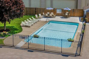 Piscine extérieure (ouverte en saison), chaises longues