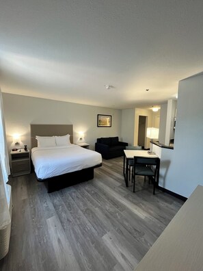 1 bedroom, premium bedding, desk, laptop workspace