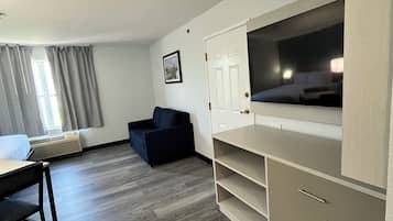 Een 32-inch flatscreentelevisie met kabelzenders en een televisie