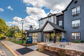 Exterior - MainStay Suites Sterling near Dulles Town Center (Sterling)