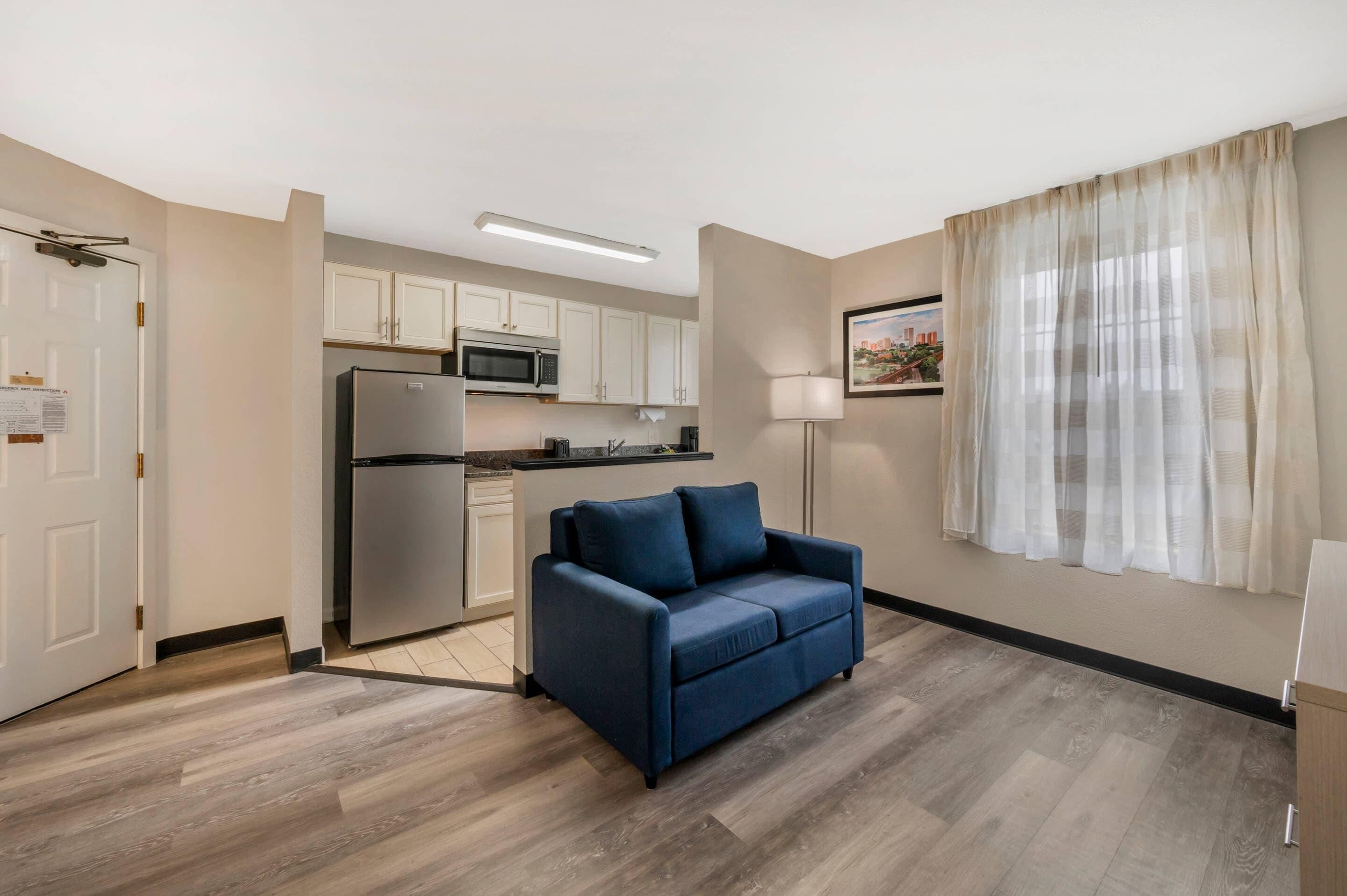 Roupas de cama premium, escrivaninha, espaço de trabalho para notebook