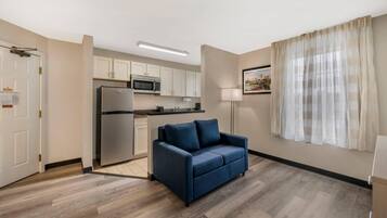 Roupas de cama premium, escrivaninha, espaço de trabalho para notebook