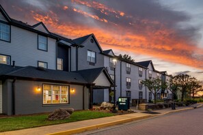 Exterior - MainStay Suites Sterling near Dulles Town Center (Sterling)